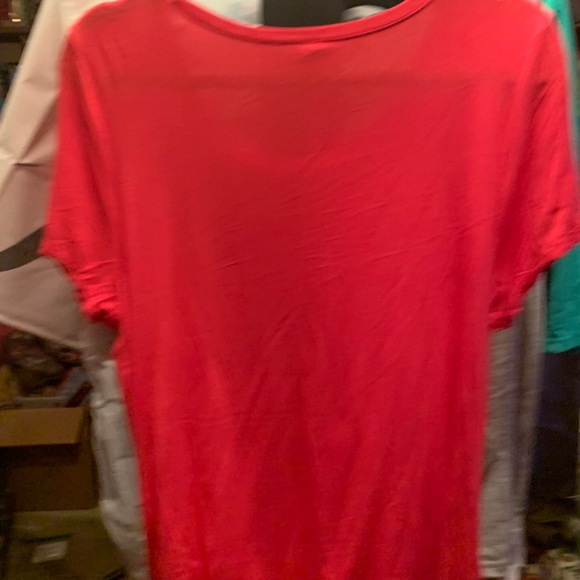 Pink tee with twist at the bottom. - Picture 2 of 4